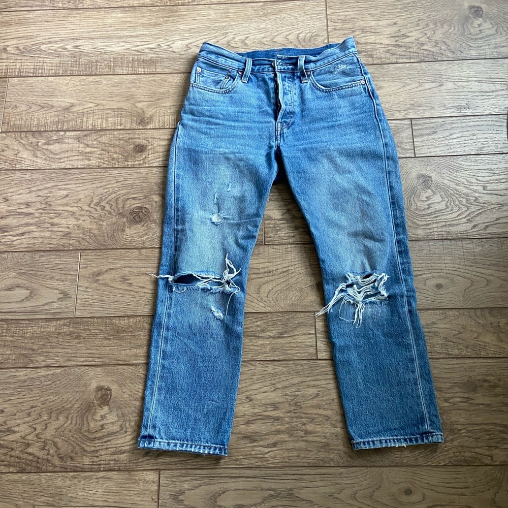 Levi’s 501 cropped ripped w26l26